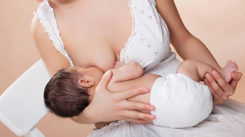 La leche materna podría actuar como antibiótico natural