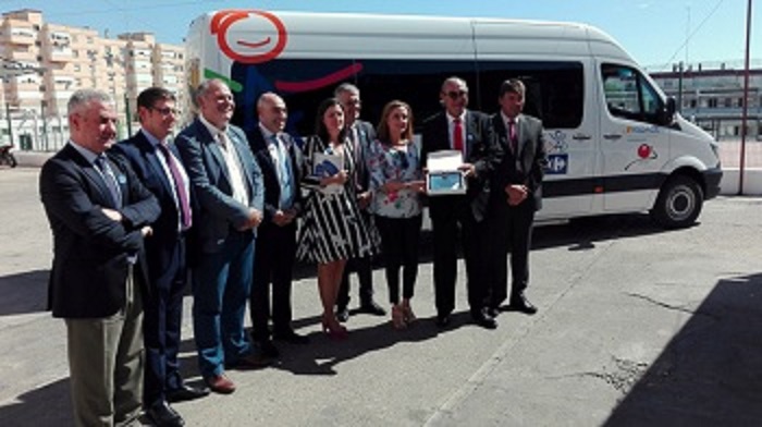 Carrefour dona dos nuevas furgonetas adaptada a Confederación ASPACE