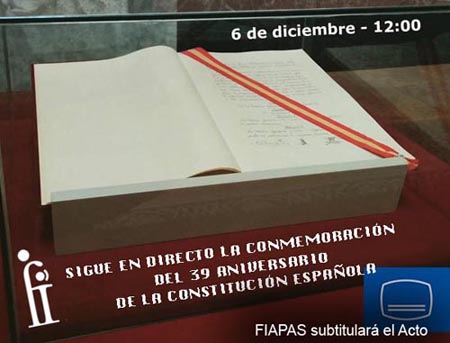 Fotografías de la primera constitución sobre la que he se ha escrito el mensaje: Sigue en directo la conmemoración del 39 aniversario de la Constitución. Aparece el símbolo universal del subtitulado y la frase: FIAPAS subtitulará el acto.