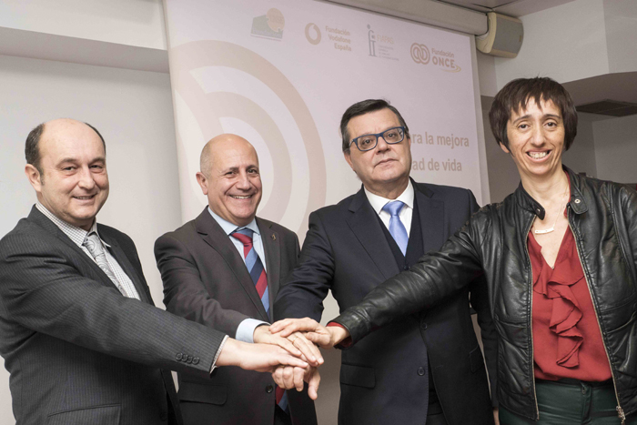 Imagen posada de José Martínez Donoso, Santiago Moreno, Jose Luis Aedo y Concha Díaz juntando sus manos