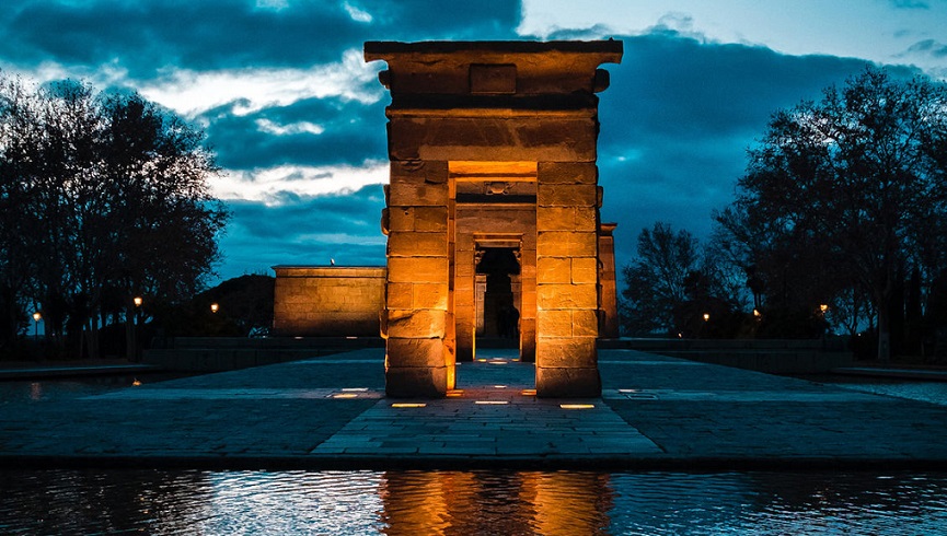 Edificios y monumentos iluminados en rojo para visibilizar el síndrome 22q
