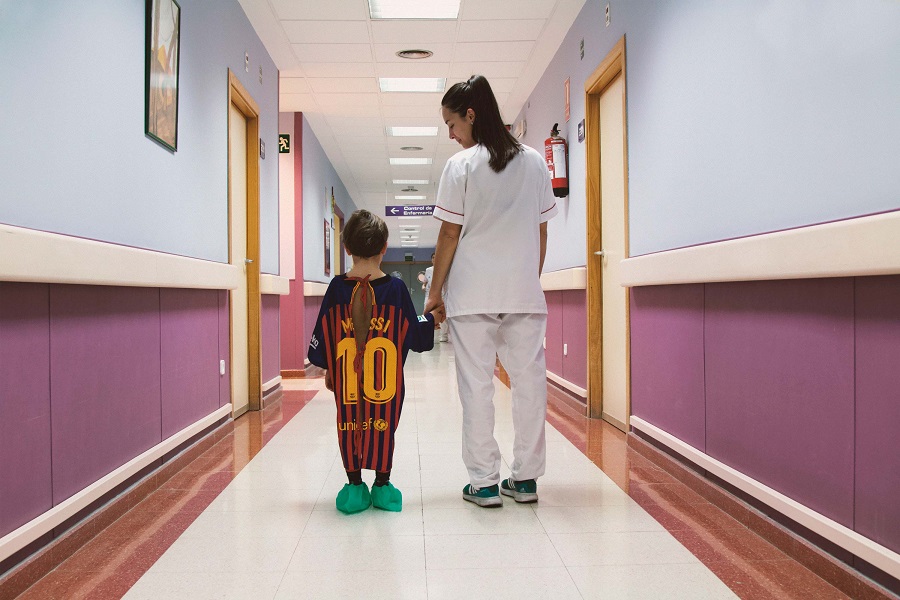 Camisetas de futbolistas convertidas en batas para ayudar a niños hospitalizados