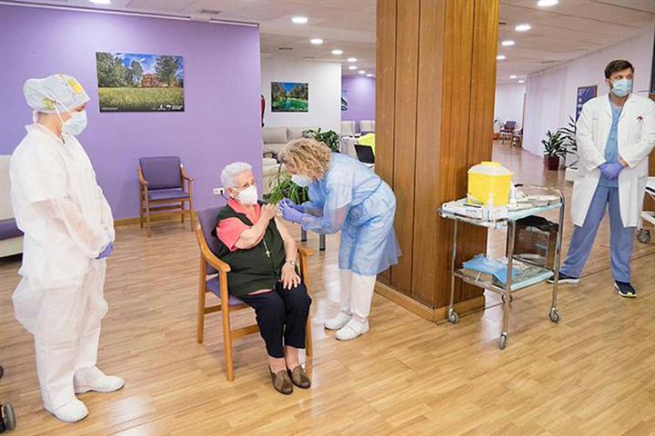 El 60% de la población española cuenta ya con la pauta completa de vacunación frente a la COVID-19