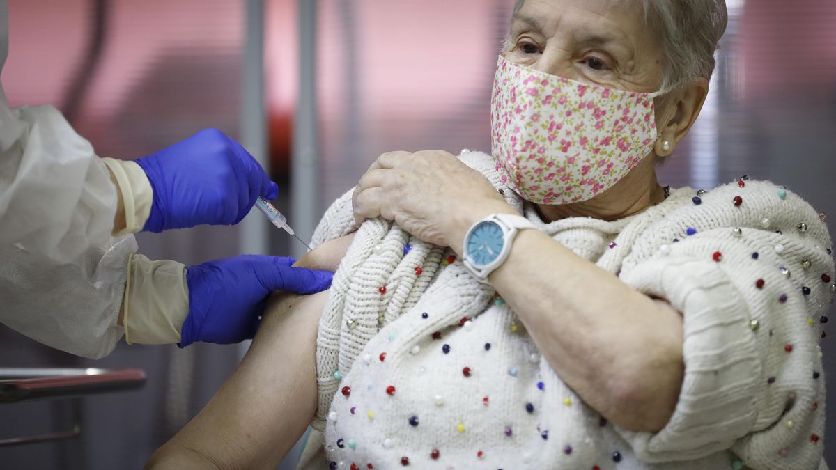 Dosis adicional de la vacuna para todos los pacientes de muy alto riesgo y mayores en residencias