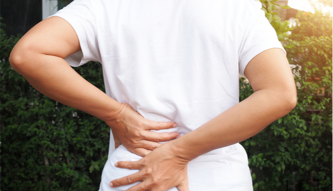 Tiempo ante pantallas y obesidad incrementan el dolor de espalda crónico