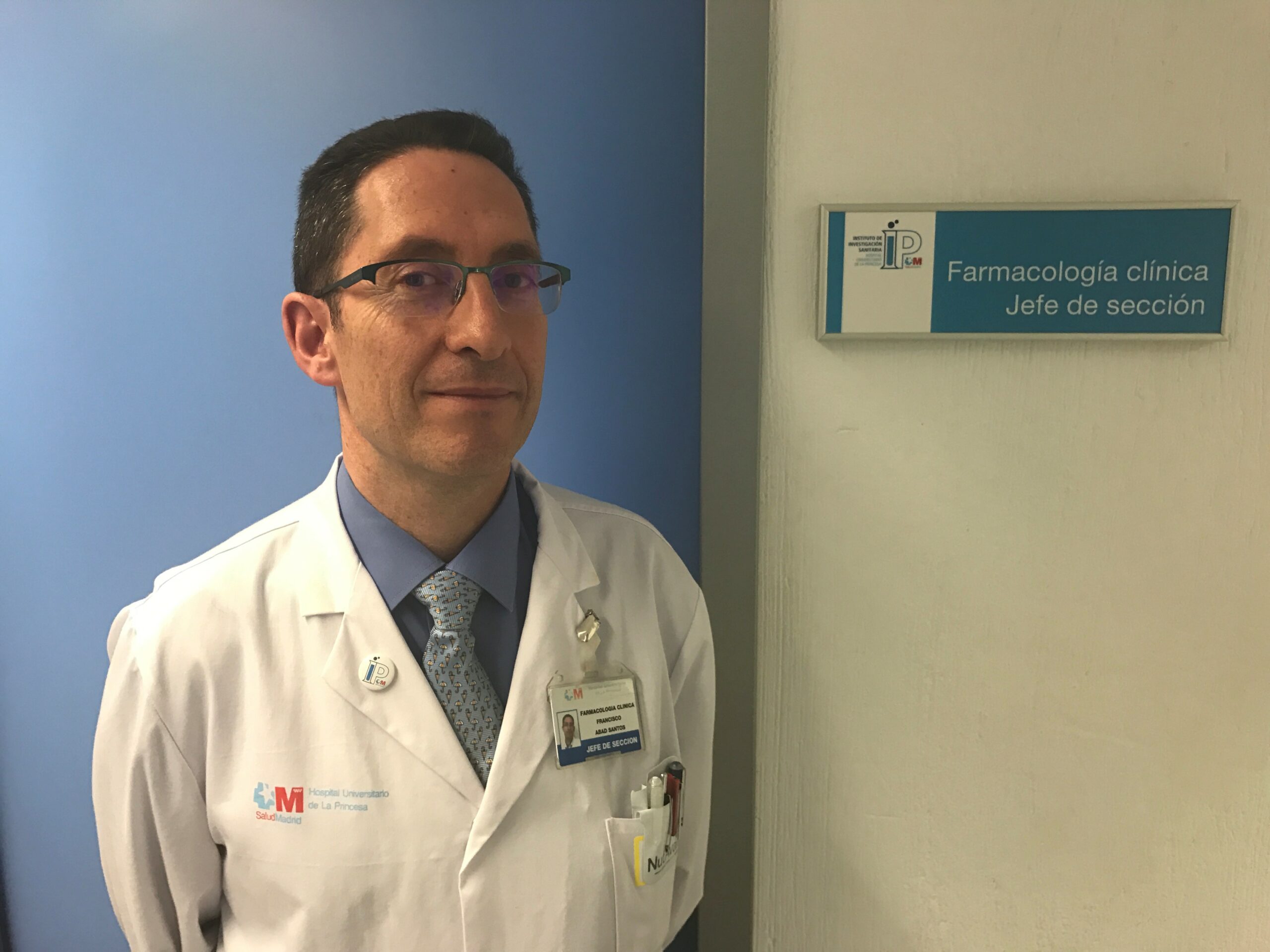 ¿Qué es la farmacogenética y cómo consigue reducir el riesgo de efectos adversos en la administración de fármacos?