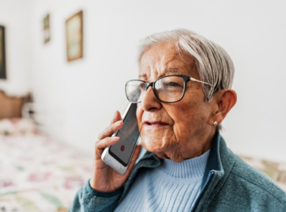 Una llamada al móvil de un asistente virtual recordará a los mayores la toma de medicamentos