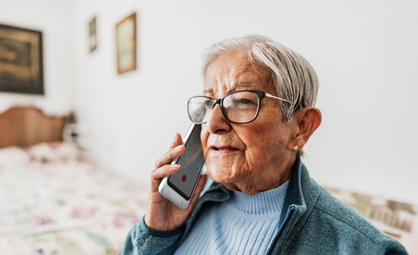 Una llamada al móvil de un asistente virtual recordará a los mayores la toma de medicamentos