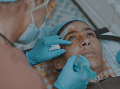 Un quirófano portátil, dos cirujanos y mucha vocación: así se combate la ceguera en África