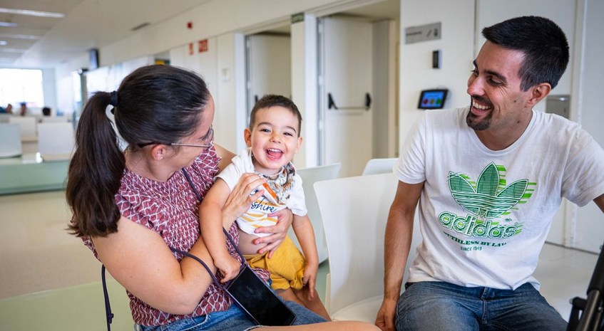 Dani desafía una enfermedad ultrarara con una terapia génica aplicada por primera vez en España a un menor de 3 años