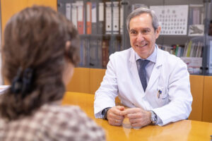 Dr. Javier Escalada: “Observamos más casos de osteoporosis entre mujeres jóvenes, antes de la menopausia”