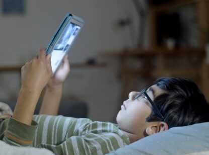 ¿Autismo digital? El abuso de pantallas puede generar síntomas similares al autismo en niños