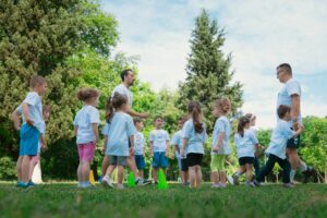 El verano de las familias con niños con necesidades de apoyo: la carga invisible de crear rutinas y buscar recursos