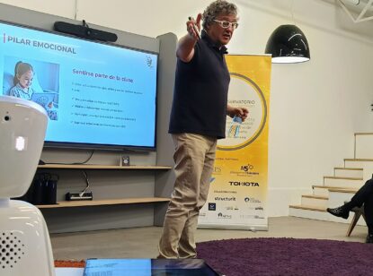 Dos robots permitirán a menores con cáncer seguir las clases desde casa en Extremadura