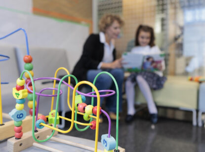 Los pediatras aconsejan el juego, el aburrimiento y la vida familiar frente a las agendas infantiles sobrecargadas 